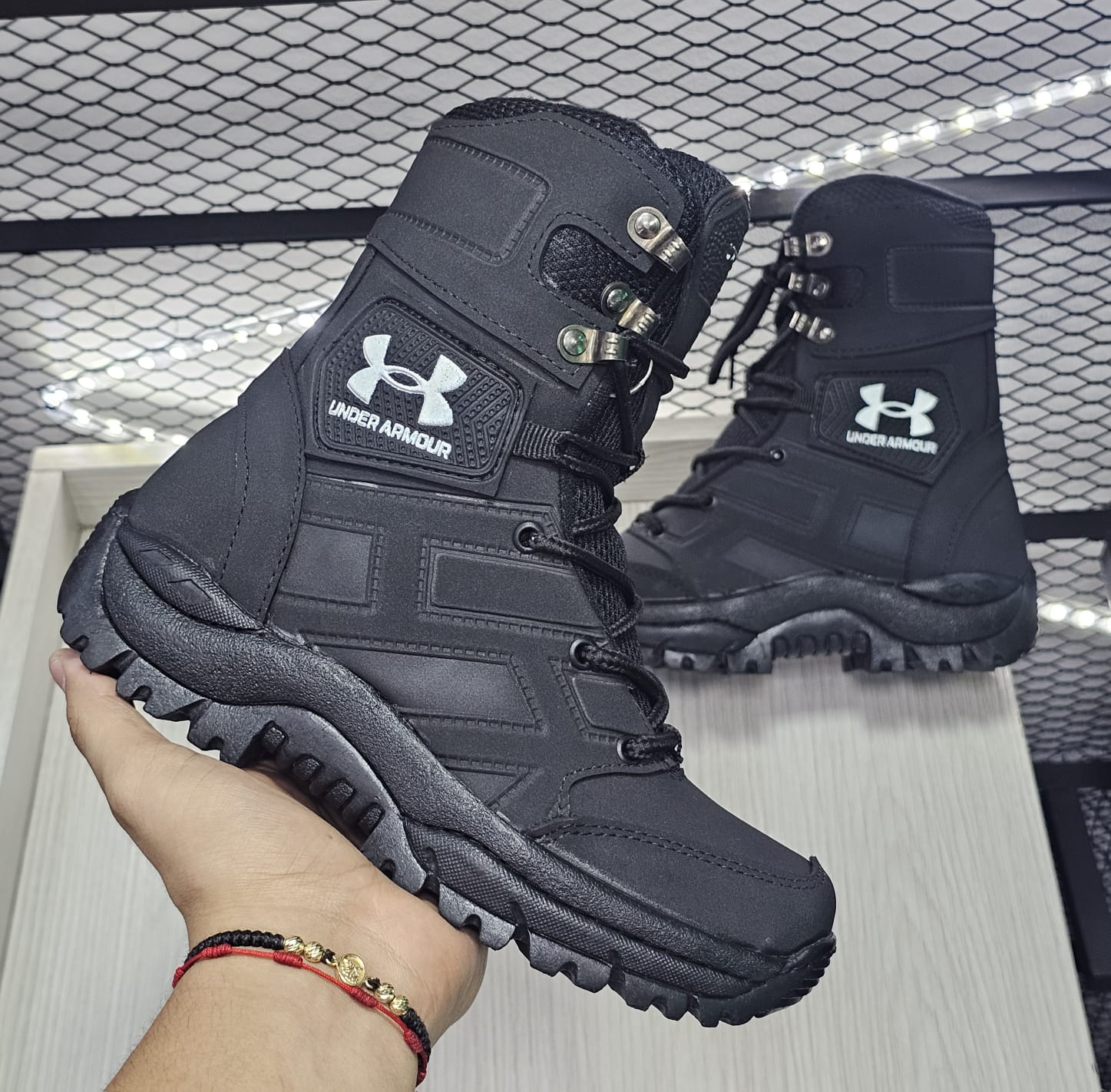 BOTA UNDER ARMOUR + 3 MEDIAS + ENVIO GRATIS la fabrica shoes