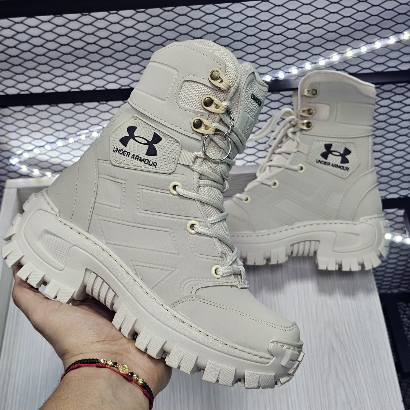 BOTA UNDER ARMOUR + 3 MEDIAS + ENVIO GRATIS la fabrica shoes