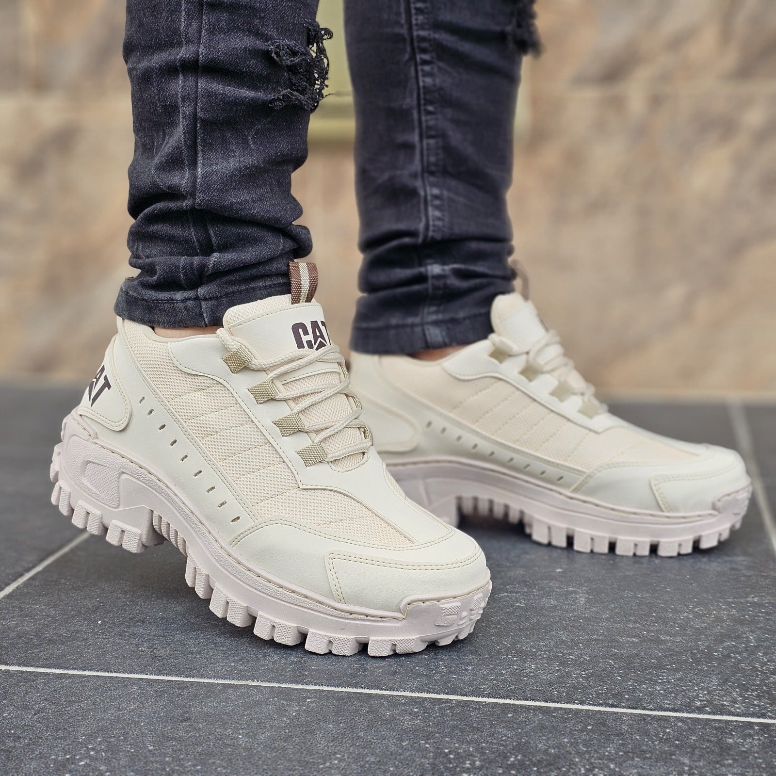 Bota Caterpillar corte bajo  +  MEDIAS la fabrica shoes